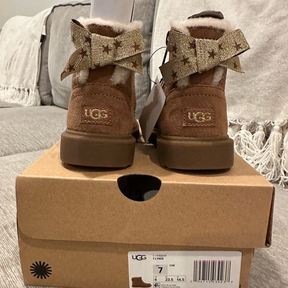 UGG T Lynde - 7 Toddler - Picture 2 of 4